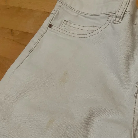 White Billabong ripped knee jeans. Size 28. Used with some stains. - Picture 11 of 12